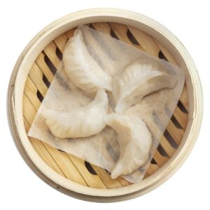 cestino di bambù rotondo con 4 ravioli cinesi di giada