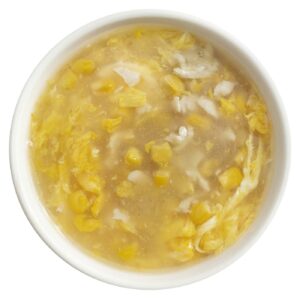 ciotola bianca con zuppa di mais e pollo