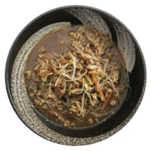 bowl nera con zuppa di noodles con carne e verdure