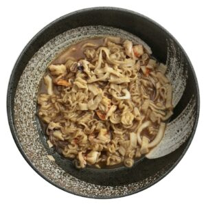 ciotola nera con zuppa di noodles e pesce