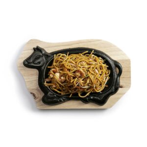 noodles alla piastra con pesce su piatto nero