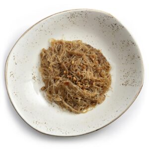 piatto ovale bianco con spaghetti di soia con carne piccante