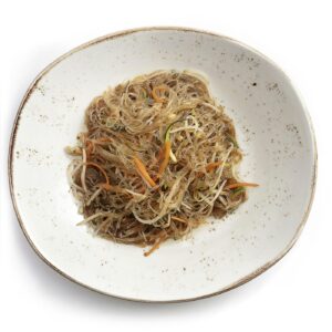 piatto ovale bianco con spaghetti di soia con verdure