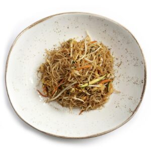 piatto ovale bianco con spaghetti di riso gamberi e verdure