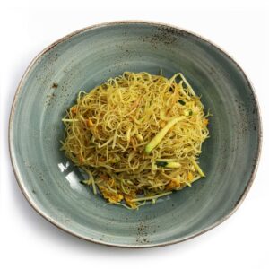 piatto azzurro con spaghetti di riso al curry
