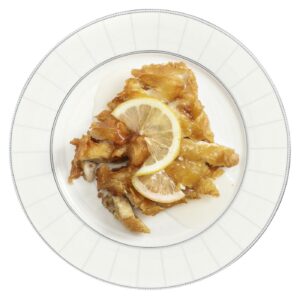 piatto bianco con pollo fritto al limone