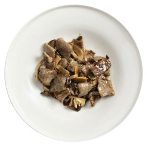 piatto bianco con maiale funghi e bambù