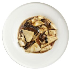 piatto bianco con tofu funghi e bambù