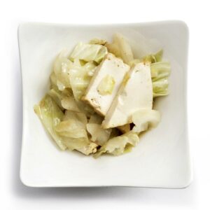 piatto bianco con verdure cinesi e tofu