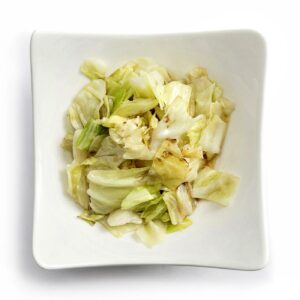 piatto bianco con verdure cinesi saltate