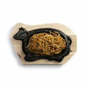 noodles con maiale alla piastra in piatto nero