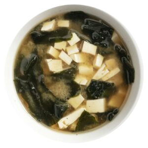 ciotola bianca con zuppa di miso con tofu.