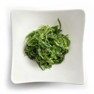 piatto bianco con alghe goma wakame