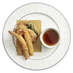 piatto bianco con tempura mista di gamberi e verdure
