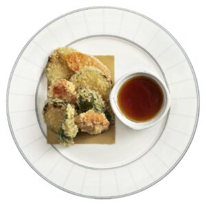 piatto bianco con tempura di verdure