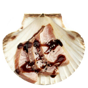 conchiglia con sashimi di tonno, sesamo e salsa teteriyakiri