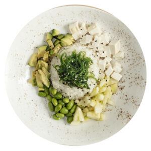 ciotola bianca conpoke vegetariana con riso giapponese, avocado, goma wakame, cetrioli, tofu e sesamo.