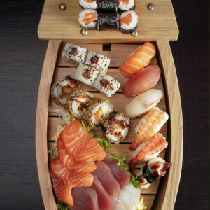 Barca con 6 sashimi, 6 sushi e 6 hosomaki.