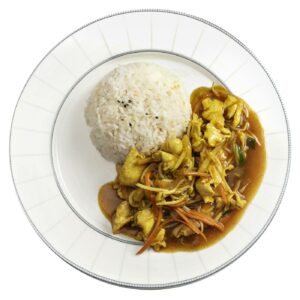 piatto bianco con Pollo al curry in ciotola di riso.