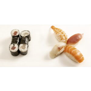 sushi set con 4 sushi misti e 4 hosomaki misti.