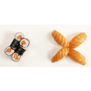 piatto bianco rettangolare con nigiri e sushi di salmone