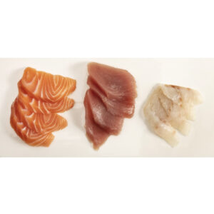 sashimi misto su piatto bianco