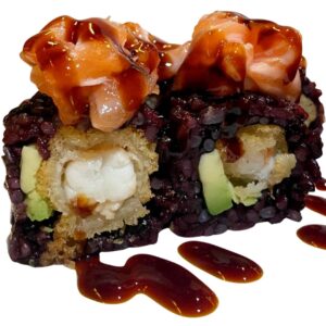 due uramaki con riso venere, gamberoni in tempura, avocado, tartare di salmone, salsa Teriyaki, cipolla fritta.